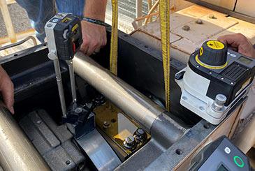 Medición de la holgura del cojinete principal.  Medición de la holgura del cojinete principal.