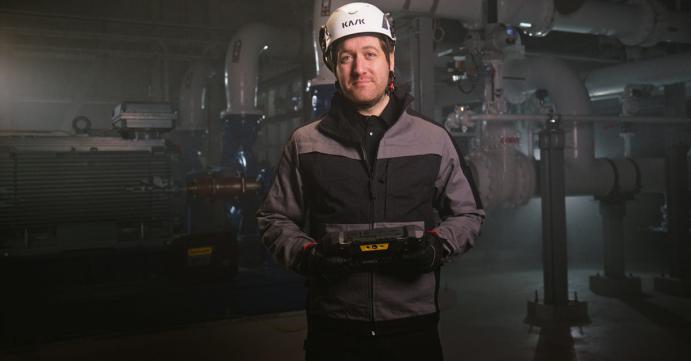 Ingénieur d'alignement devant la machine
