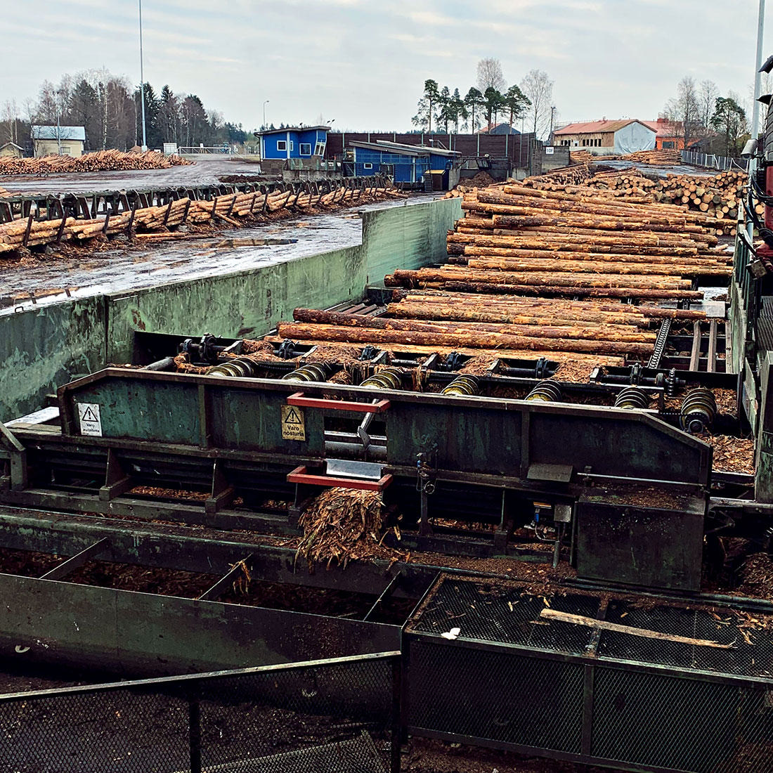 Log handling in sawmill