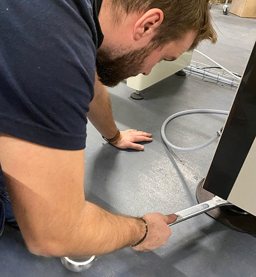 Adjusting machine feet