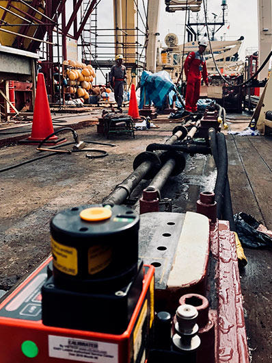 Linear cable engine on board a cable laying ship