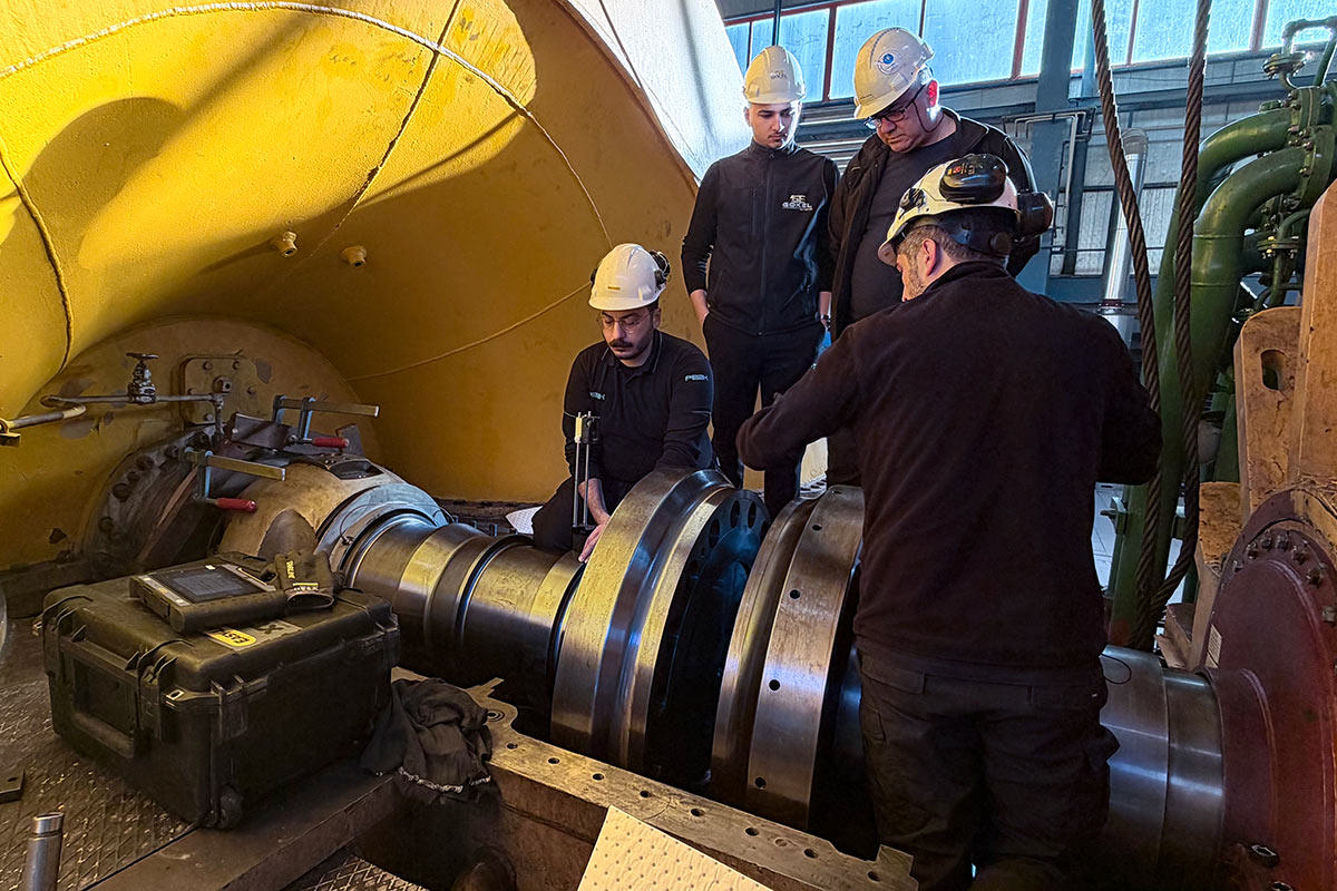 Workers doing shaft alignment on turbine