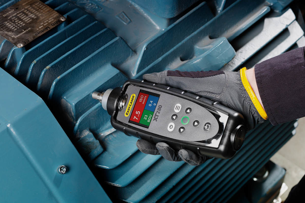 Vibration analysis instrument in the hand of a technician