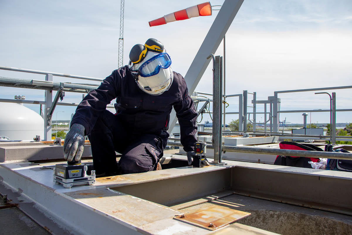 Man mounting equipment for measurement of flatness