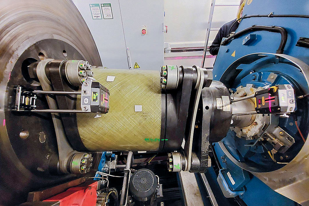 Shaft alignment equipment mounted on wind turbine shaft